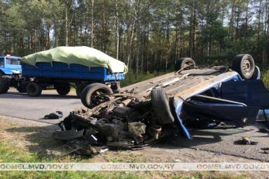 Под Гомелем женщина на «Мазде» хотела обогнать трактор, но врезалась в прицеп: погиб пассажир