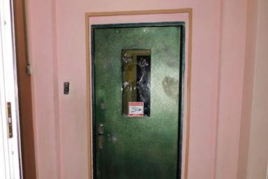 Пьяная женщина разбила стекло входной двери в здании милиции в Гомеле