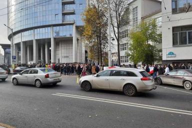 «Верым, можам, пераможам»: в Минске проходит марш студентов и пенсионеров