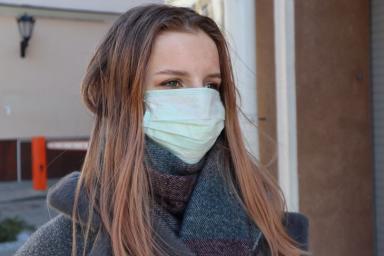 Ученые выяснили, что лучше защищает от COVID-19 – маски или лицевые щитки