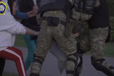 На минчанку, которая похитила рацию у военного на акции протеста, завели дело 