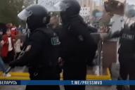 Разбил стекло и бросил в омоновца коробку с мусором. Участник протестов в Минске заработал две «уголовки»