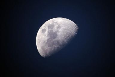 NASA нашли на Луне гигантские «следы»