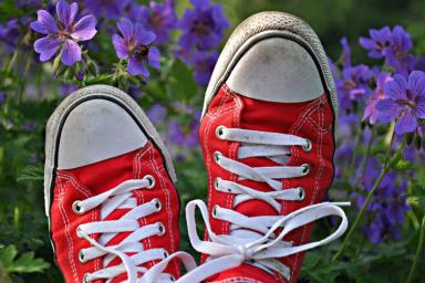 Чем отмыть белую подошву на обуви: 5 подручных средств