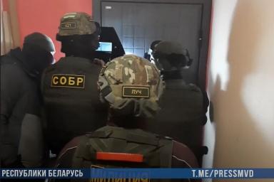 В Минске с СОБРом задерживали участника протестов 9 августа – кадры