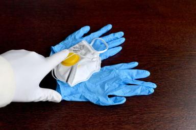 Эксперты рассказали об опасности повторного ношения одноразовых перчаток
