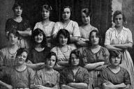 Старинная фотография не на шутку встревожила пользователей Сети