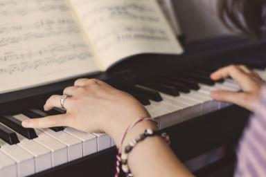 Ученые объяснили, почему детям стоит заниматься музыкой