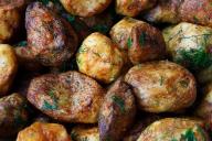 Простой рецепт ароматного запеченного картофеля с чесноком и зеленью