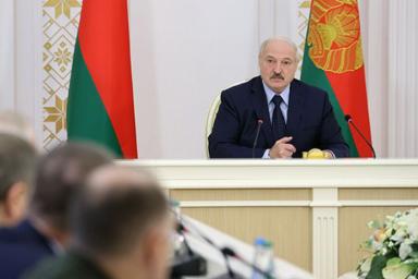 Лукашенко поставил задачу сформировать коллективы СМИ