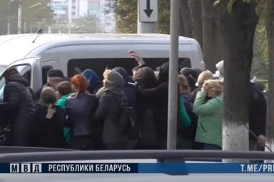 На протестах в Витебске девушка повредила милицейский бус: возбуждено уголовное дело