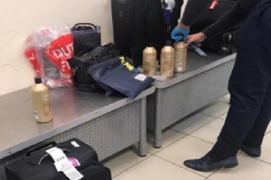 Бортпроводницы «Аэрофлота» пытались провезти 6,5 кг наркотиков в бутылках шампуня
