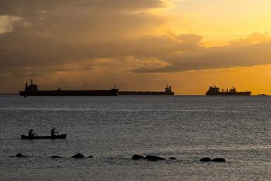 Взрывы на российском танкере в Азовском море: ищут троих человек