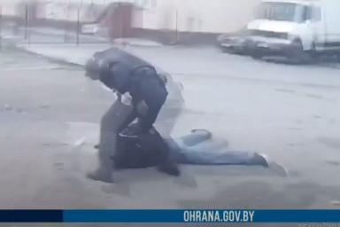 В Минске пьяный мужчина на улице угрожал пистолетом семье с ребенком