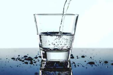 Не губите здоровье: почему еду нельзя запивать водой