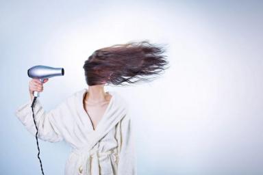 Как нельзя сушить волосы феном: 5 главных ошибок