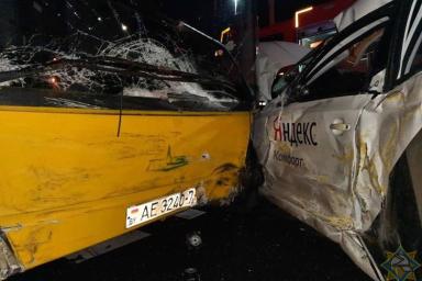 В Минске произошло столкновение такси и автобуса
