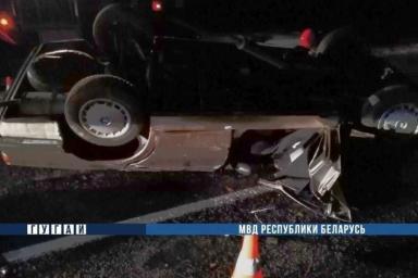 В Гомельской области ночью на трассе опрокинулся BMW: водитель погиб, 3 пассажиров выжили
