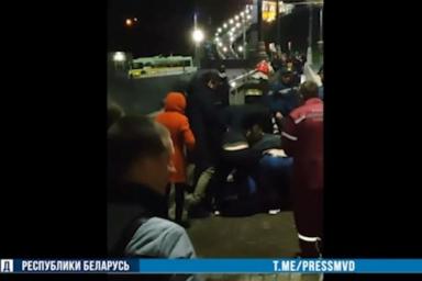 В Могилеве мужчину с БЧБ-флагом силовики скрутили и внесли в машину «скорой»