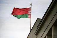 Борьба за флаг: белорус дерзко сорвал госсимвол и выбросил в урну