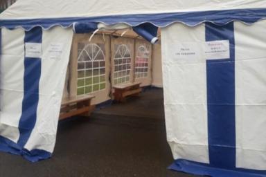 Перед поликлиниками в Минске поставили палатки ожидания для пациентов