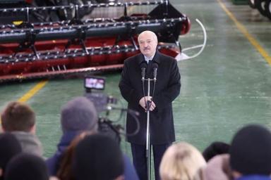 Лукашенко поручил правительству заняться поддержкой многодетных семей