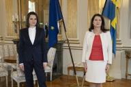Глава МИД Швеции пришла на встречу с Тихановской в бело-красно-белом наряде