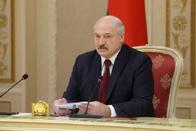 Лукашенко о событиях 9 августа: Протестующие ломали, крошили. Перебивали ноги и позвоночники омоновцам 