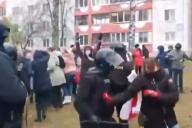 В Минске силовики с автоматами разгоняли женщин в микрорайоне