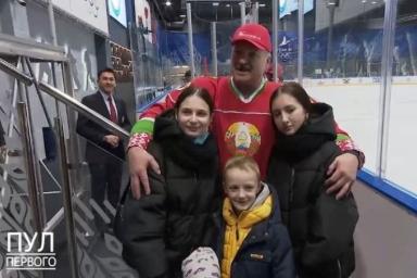 Лукашенко сфотографировался с подружками: Пул Первого опубликовал кадры