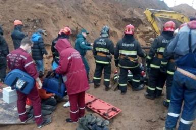 ЧП в Минске: двух человек засыпало грунтом на стройке