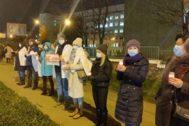 В Минске утром люди с лампадками выстроились в цепь солидарности возле больниц 