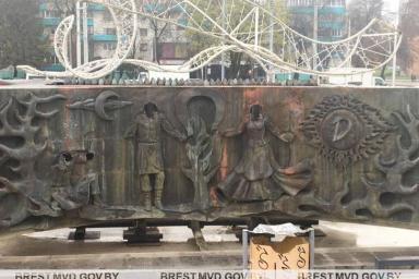 В Бресте пьяный мужчина повредил отреставрированный городской фонтан