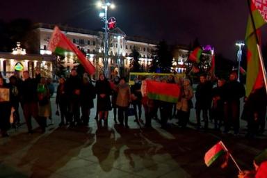 Иконы, флаги, возложение цветов: в центре Минска прошел митинг за Лукашенко  