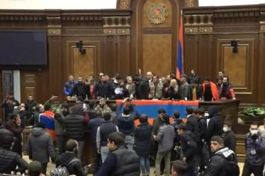 В Ереване захватили здание парламента