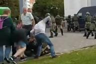 В Минске милиционера повалили на землю, били руками и ногами. Одного задержали