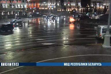 В Минске Toyota перелетела через монумент Победы и загорелась – кадры 