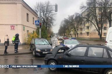 Как в блокбастере: в Минске водитель проехал на красный – авто вылетел на тротуар