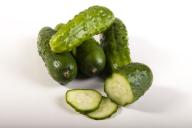 Простой рецепт быстрого и полезного перекуса из огурцов и зелени