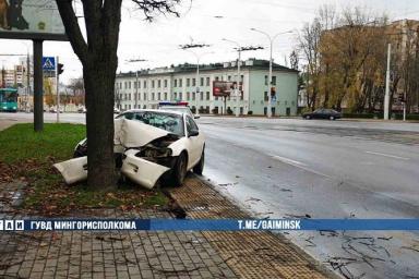 В Минске женщина-водитель выехала на тротуар и врезалась в дерево