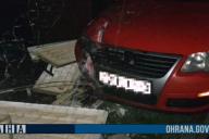 В Буда-Кошелево водитель протаранил забор Департамента охраны МВД – кадры