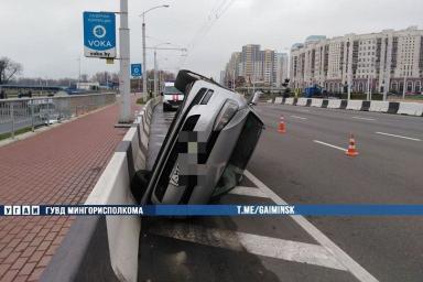 На проспекте в Минске опрокинулось авто: водителю стало плохо