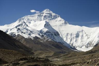 Ученые перечислили 5 неожиданных фактов о самой высокой горе в мире