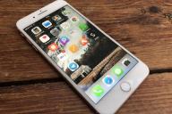 В Могилеве прохожий забрал у спящих на остановке парня и девушки смартфоны