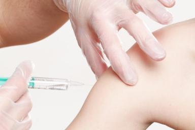Медики рассказали, когда делать прививку против гриппа после выздоровления от COVID-19
