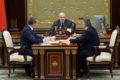 Чиновники скреативили и подарили Лукашенко торт в виде АЭС