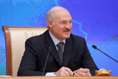 Александр Лукашенко назвал бело-красно-белый флаг фашистским