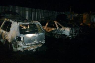 Три автомобиля сгорели на штрафстоянке в Петрикове. Подозревают поджог