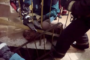 В Гомеле женщина неудачно упала и застряла головой в перилах лестницы: понадобилась помощь спасателей