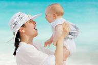 Психологи рассказали, что делать, если новорожденный малыш не отпускает маму